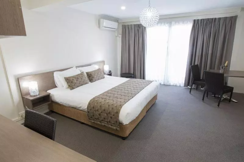 Отель The Metropolitan Spring Hill