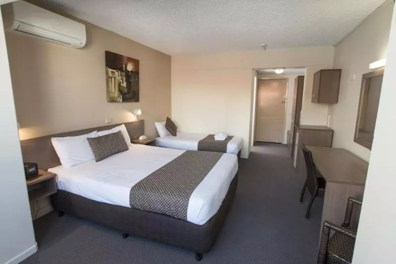 Отель The Metropolitan Spring Hill