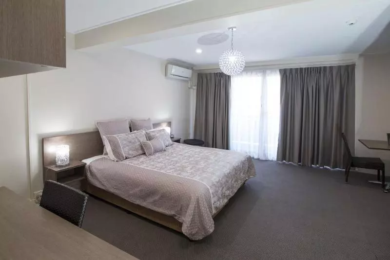 Отель The Metropolitan Spring Hill