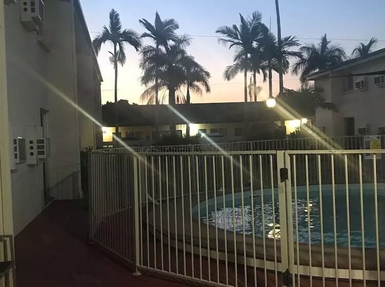 Мотель Emerald Central Hotel Official