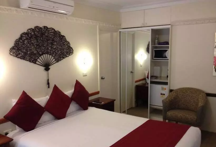 Three Explorers Motel