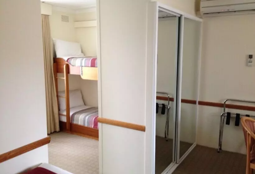 Three Explorers Motel