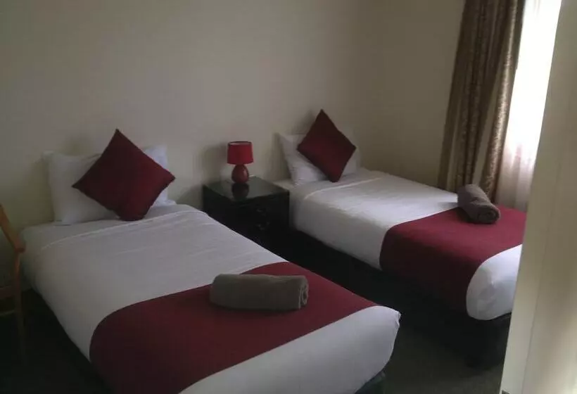 Three Explorers Motel