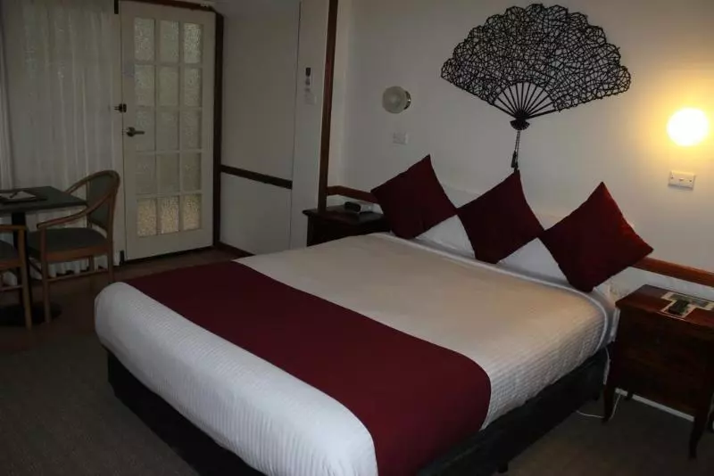 Three Explorers Motel