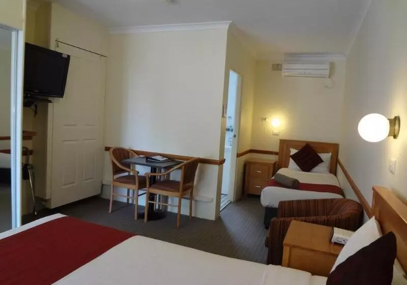 Three Explorers Motel