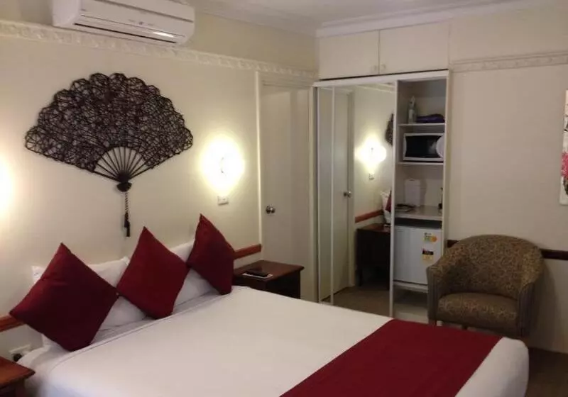 Three Explorers Motel