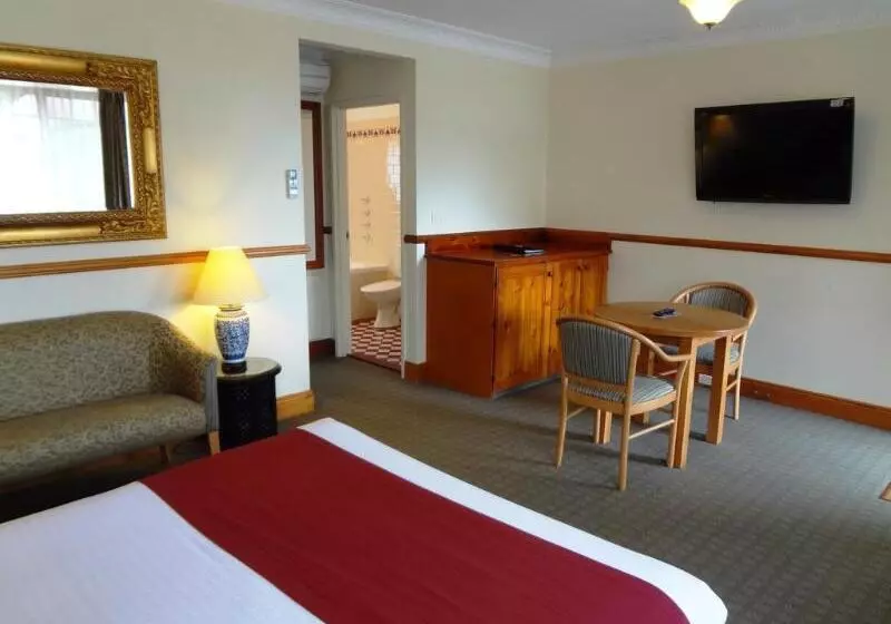 Three Explorers Motel