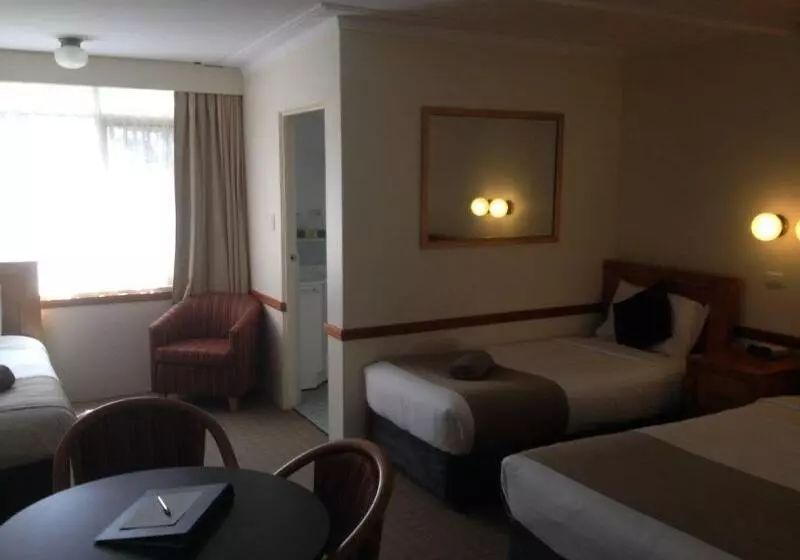 Three Explorers Motel