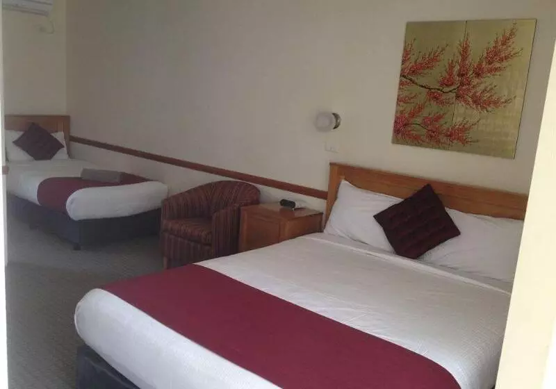 Three Explorers Motel