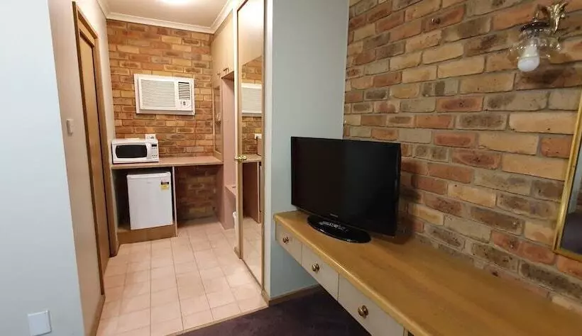 בית מלון כפרי Pines Country Club Motor Inn