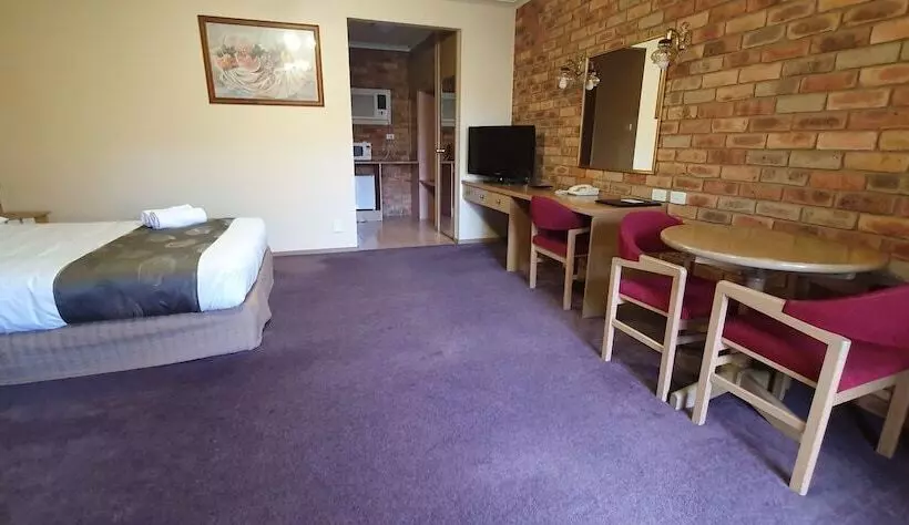 בית מלון כפרי Pines Country Club Motor Inn