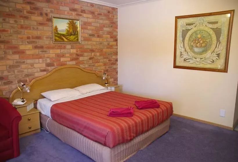 בית מלון כפרי Pines Country Club Motor Inn