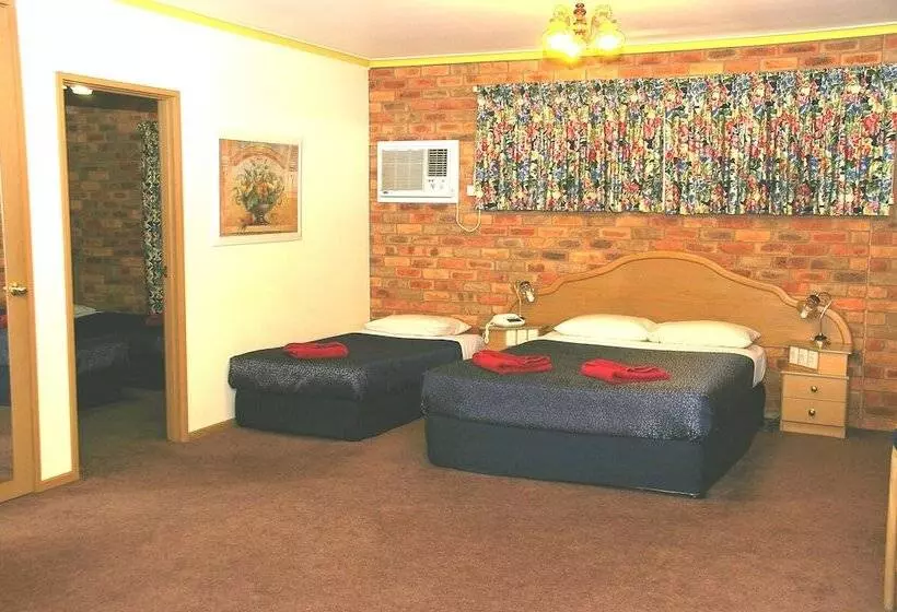 בית מלון כפרי Pines Country Club Motor Inn