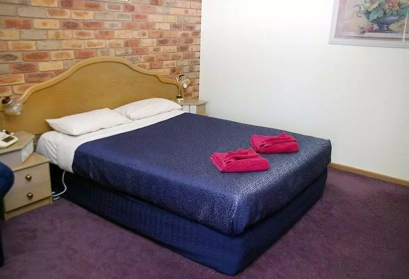 בית מלון כפרי Pines Country Club Motor Inn