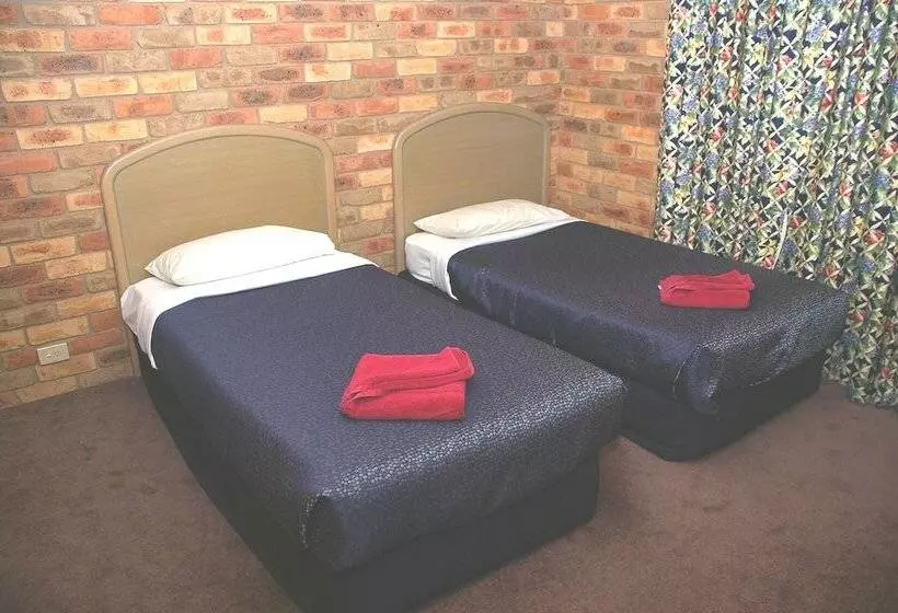 בית מלון כפרי Pines Country Club Motor Inn