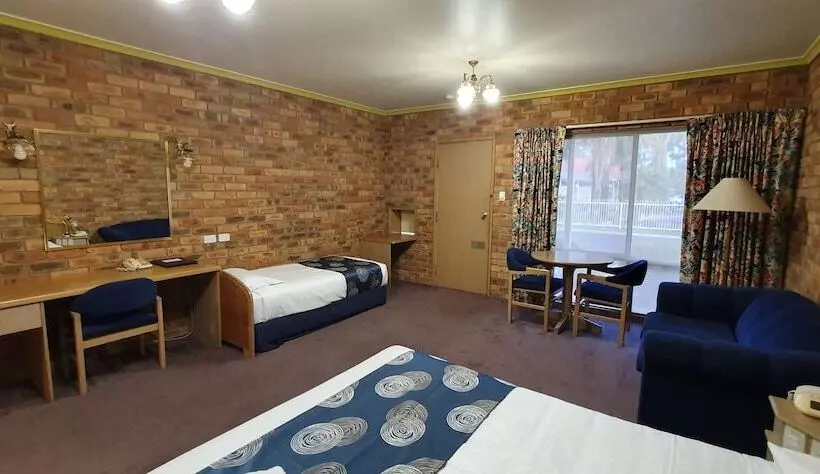 בית מלון כפרי Pines Country Club Motor Inn