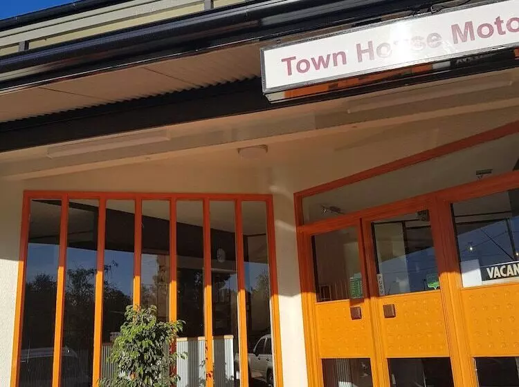 호텔 Town House Motor Inn