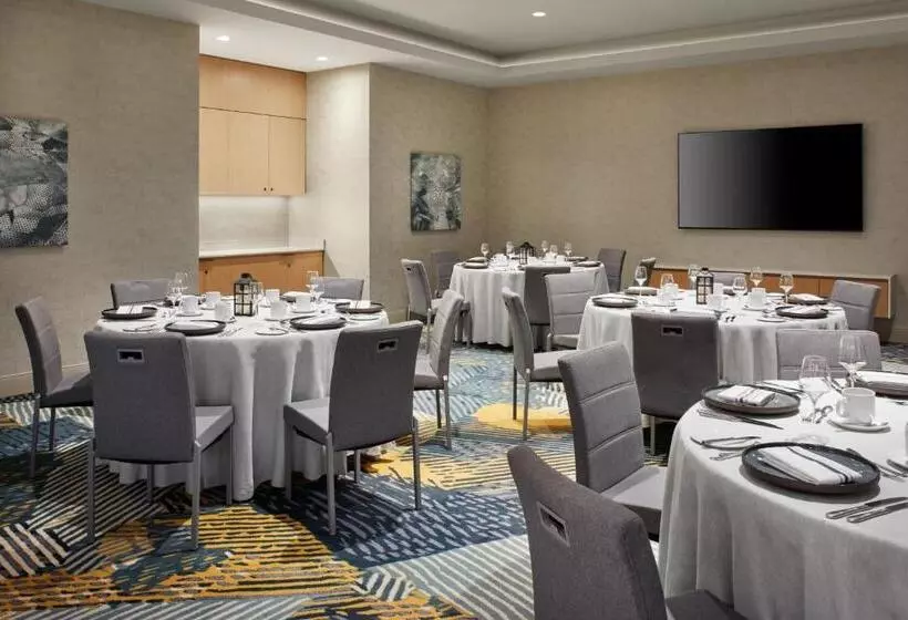 Delta Hotels Calgary Airport In Terminal