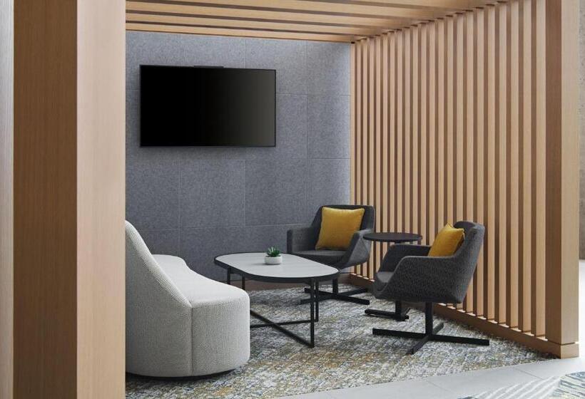 Delta Hotels Calgary Airport In Terminal