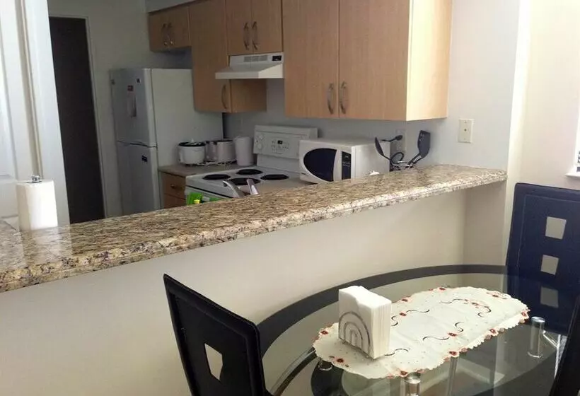 هتل Bay Bloor Executive Suites