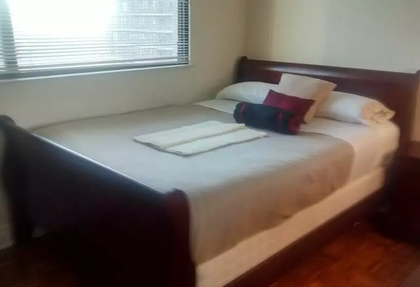 هتل Bay Bloor Executive Suites