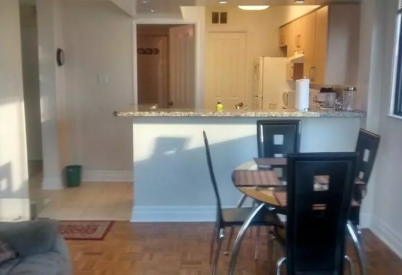 هتل Bay Bloor Executive Suites