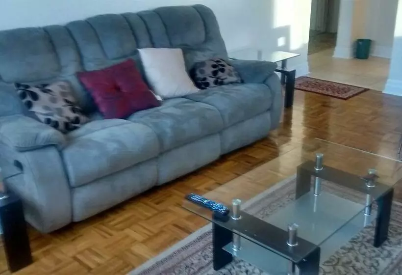 هتل Bay Bloor Executive Suites