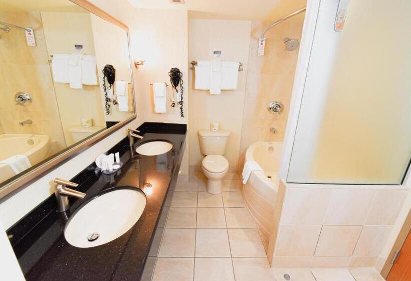 هتل Canad Inns Destination Centre Polo Park