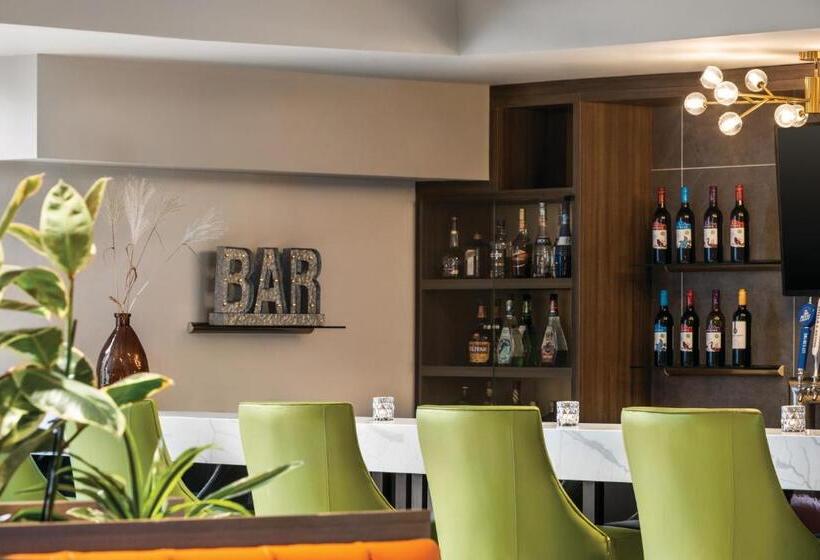 هتل Crowne Plaza Saint John Harbour View, An Ihg