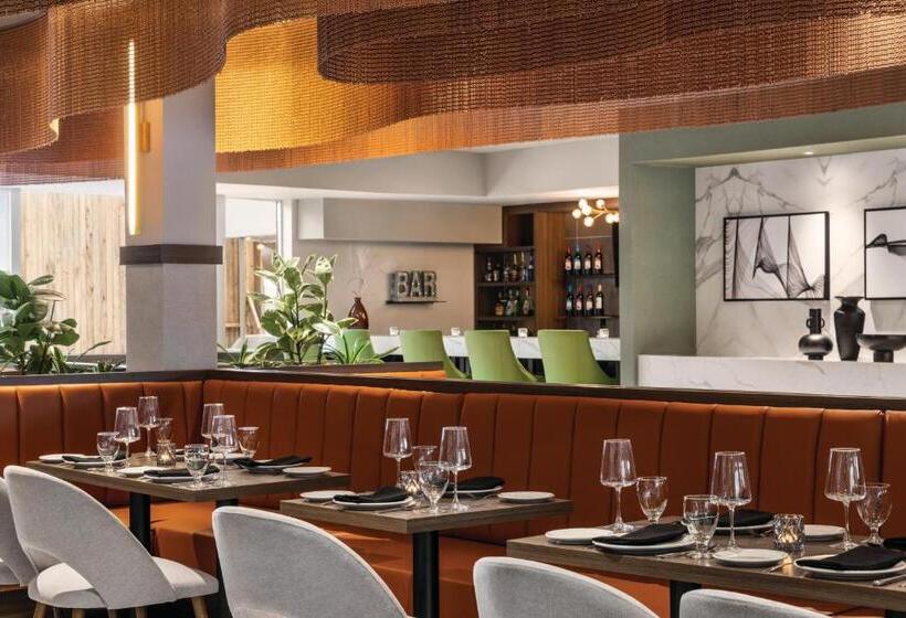 هتل Crowne Plaza Saint John Harbour View, An Ihg