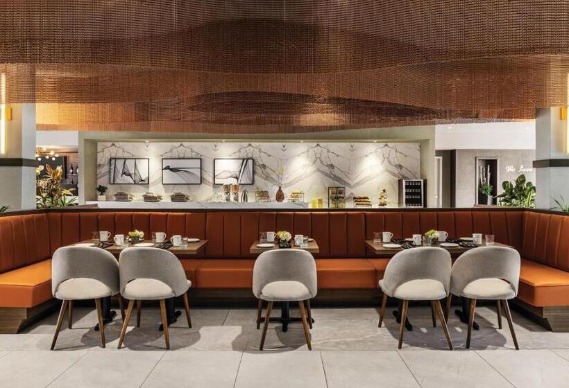 هتل Crowne Plaza Saint John Harbour View, An Ihg