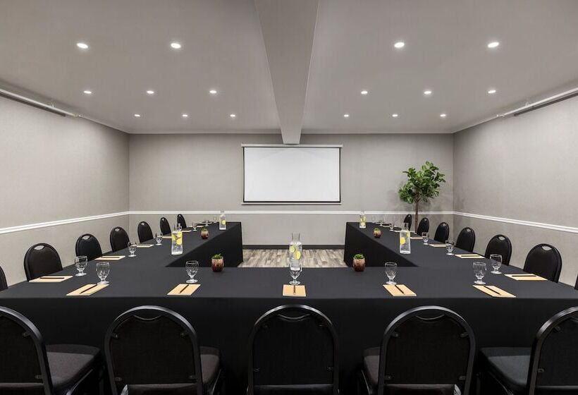 هتل Crowne Plaza Saint John Harbour View, An Ihg