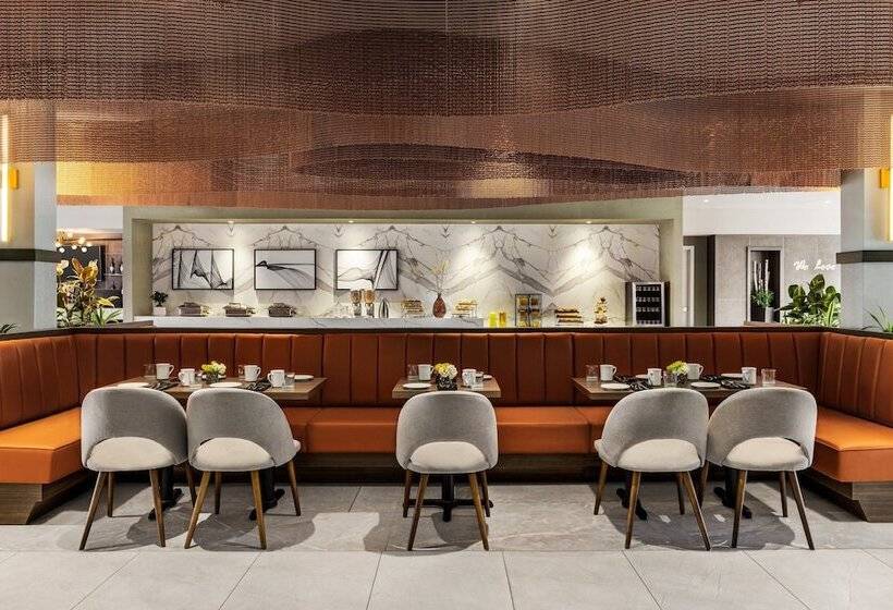 هتل Crowne Plaza Saint John Harbour View, An Ihg