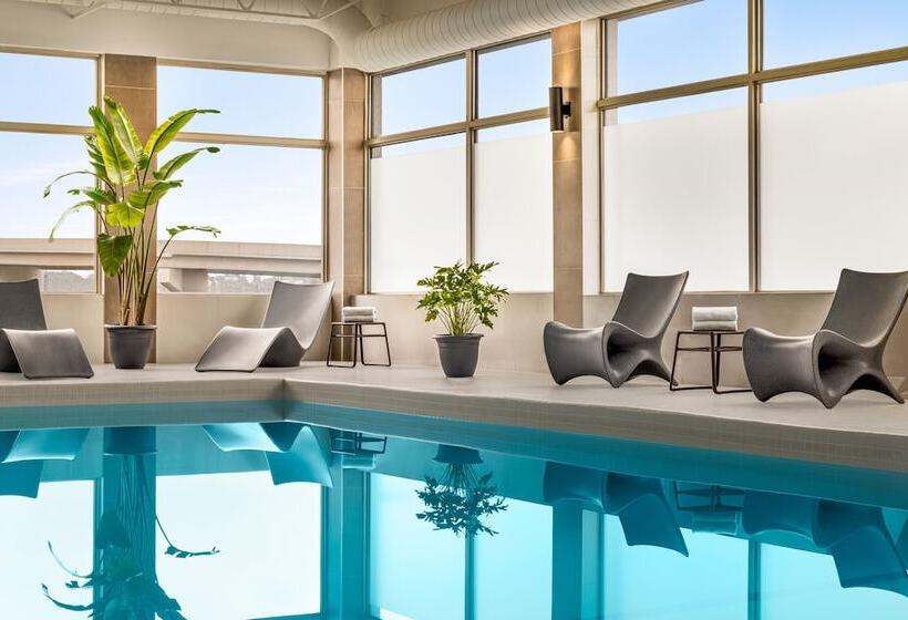 هتل Crowne Plaza Saint John Harbour View, An Ihg