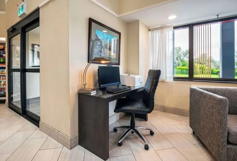 ホテル Comfort Inn Newmarket