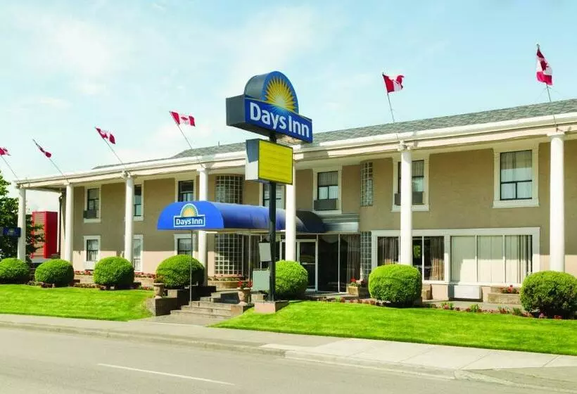 בית מלון כפרי Days Inn By Wyndham Vancouver Metro