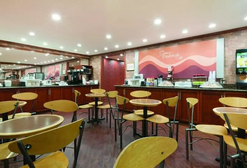 בית מלון כפרי Days Inn By Wyndham Vancouver Metro