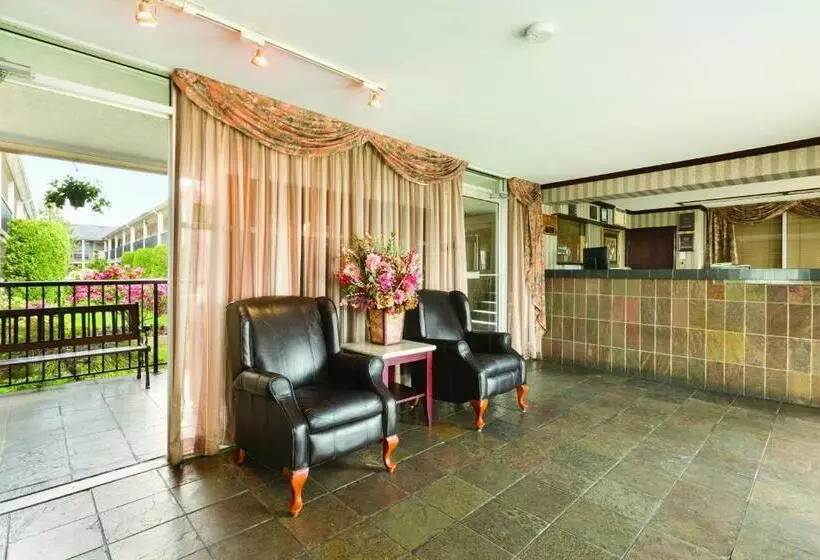 ホテル Days Inn By Wyndham Vancouver Metro