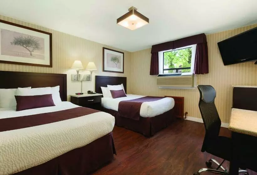 בית מלון כפרי Days Inn By Wyndham Vancouver Metro