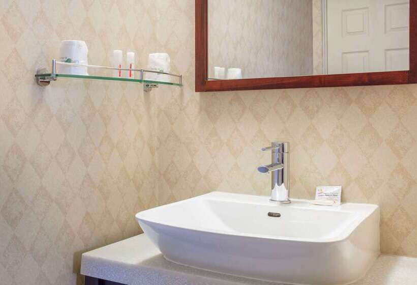 هتل Howard Johnson By Wyndham Kingston