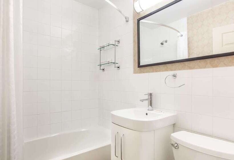 هتل Howard Johnson By Wyndham Kingston