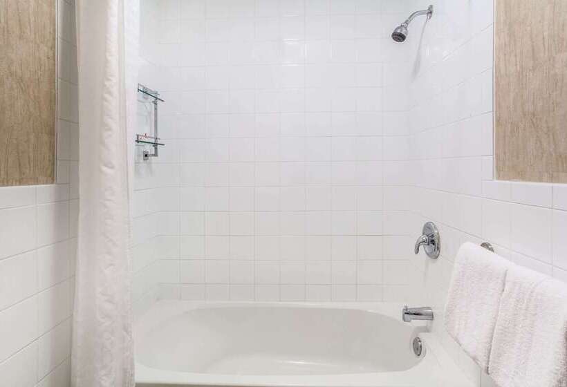 هتل Howard Johnson By Wyndham Kingston