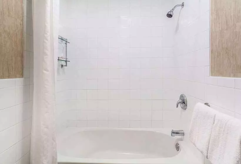 Szálloda Howard Johnson By Wyndham Kingston