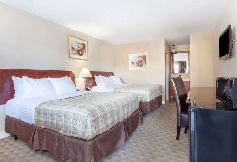 هتل Howard Johnson By Wyndham Kingston