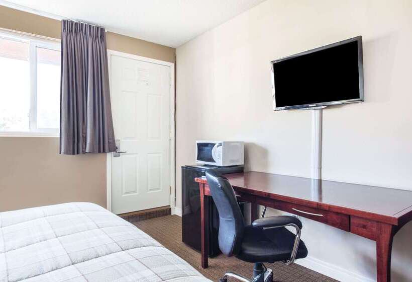 هتل Howard Johnson By Wyndham Kingston