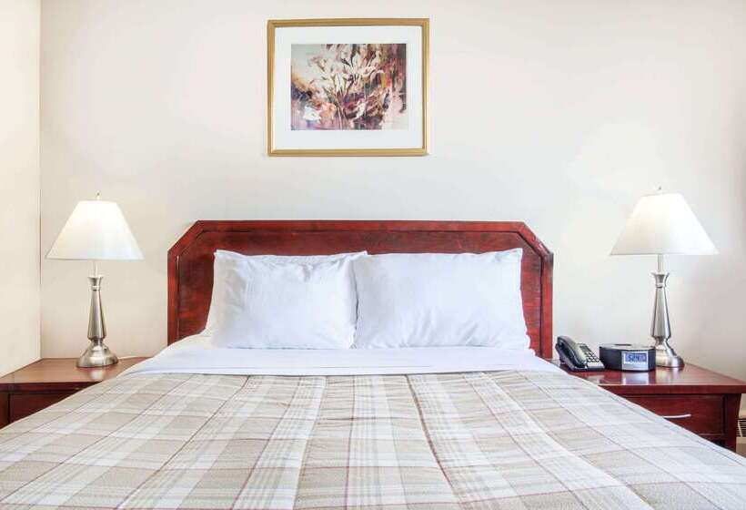 هتل Howard Johnson By Wyndham Kingston