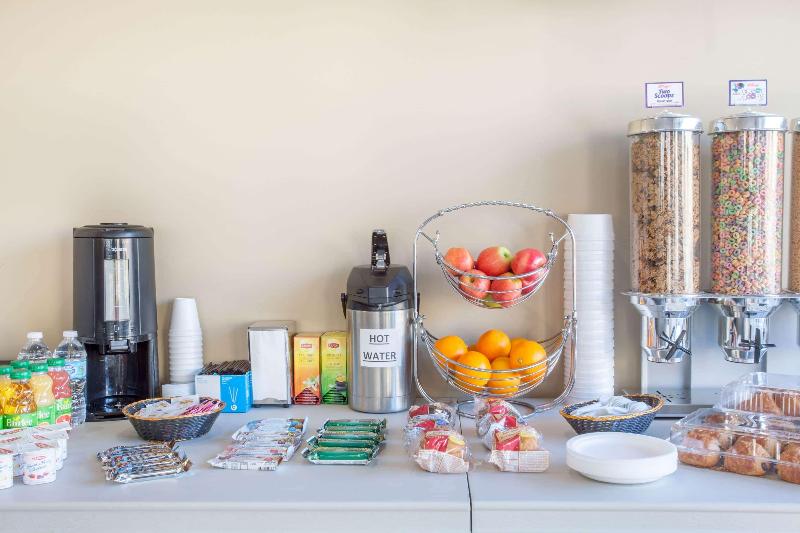 هتل Howard Johnson By Wyndham Kingston