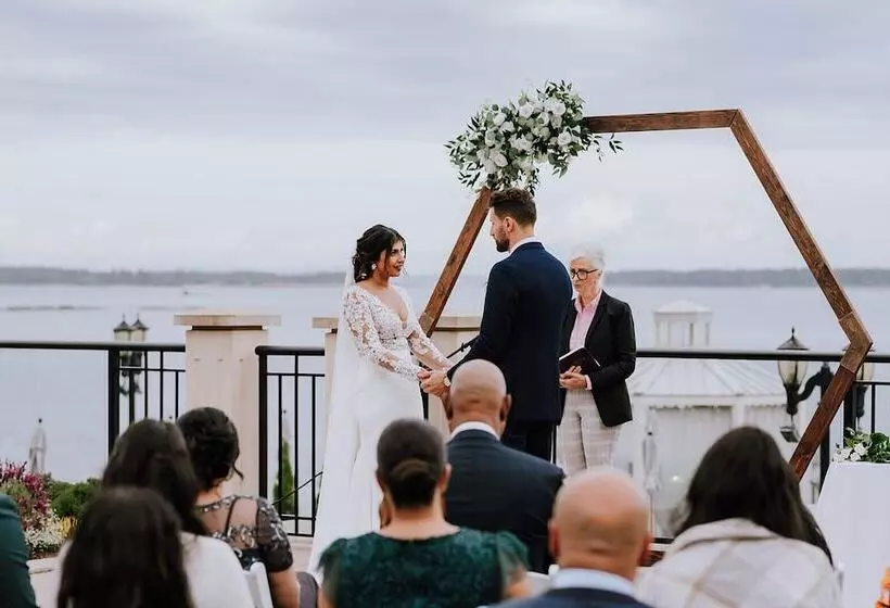 Отель Oak Bay Beach