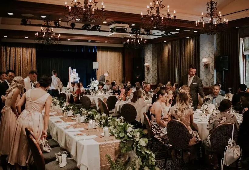 Отель Oak Bay Beach