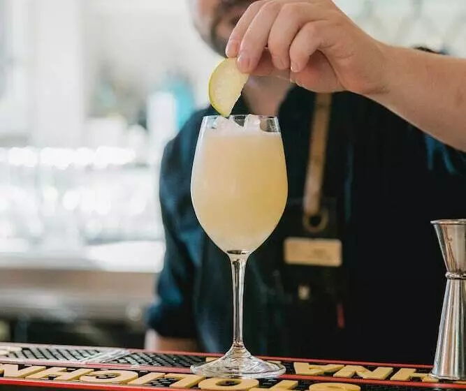 Отель Oak Bay Beach